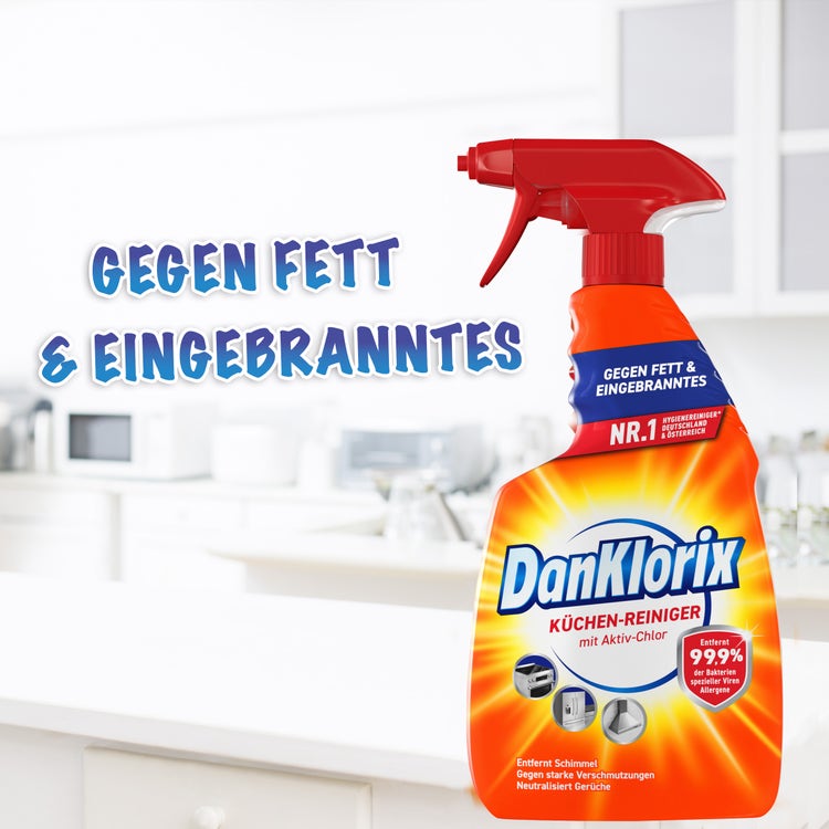 DanKlorix Küchen-Reiniger mit Aktiv-Chlor, orange Sprühflasche in der Küche – gegen Fett und Eingebranntes